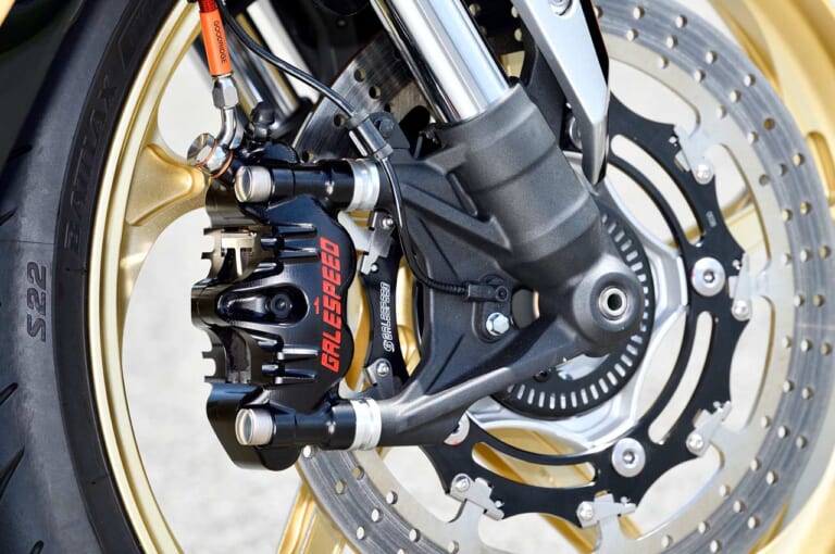 アクティブカスタムZX-25R|フロントブレーキ|アクティブ ニンジャZX-25Rストリートカスタムスタイル見参!!【ワイドタイヤで別格の安心感】