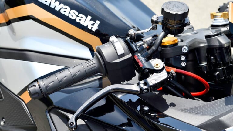 アクティブカスタムZX-25R|ゲイルスピード ラジアルマスターシリンダー|アクティブ ニンジャZX-25Rストリートカスタムスタイル見参!!【ワイドタイヤで別格の安心感】