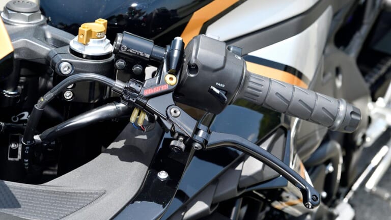 アクティブカスタムZX-25R|ゲイルスピード ワイヤークラッチホルダー|アクティブ ニンジャZX-25Rストリートカスタムスタイル見参!!【ワイドタイヤで別格の安心感】
