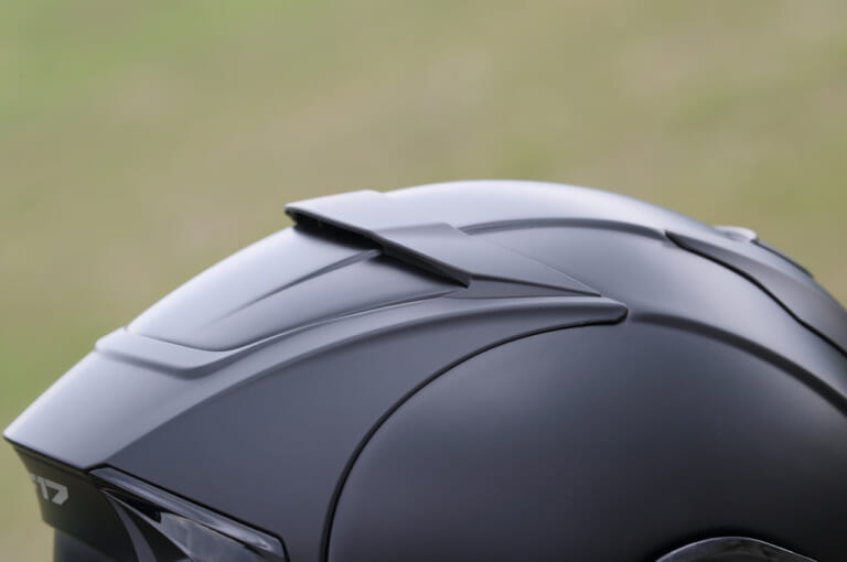 フルフェイスヘルメット|Kabuto F-17|クレストスポイラー|軽い、ブレない、曇らない!! Kabuto新型フルフェイスヘルメット「F-17」試用インプレッション