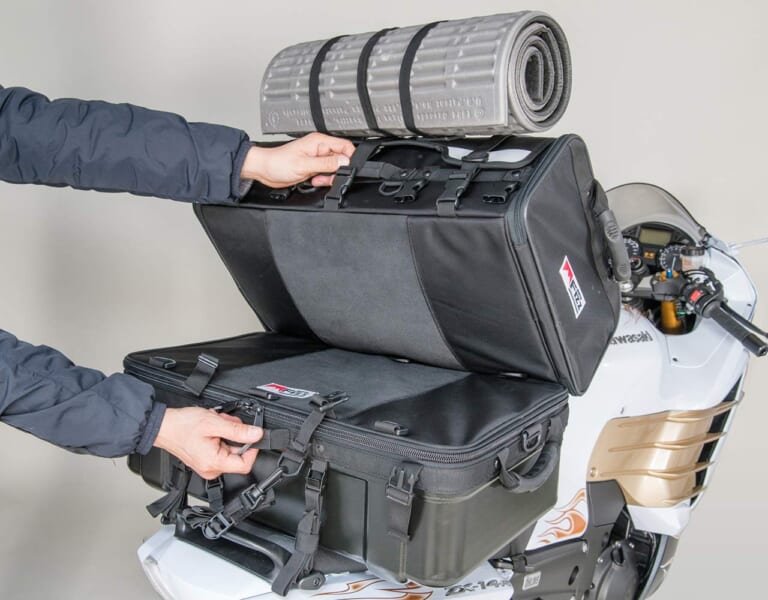 バイクでソロキャンプ|大型シートバッグ|モトフィズ グランドシートバッグ|“バイクでソロキャンプ”荷物の量を決める大型シートバッグの選び方【初心者は大きいサイズを選ぶべし】