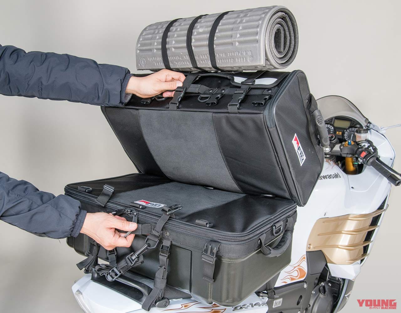 |“バイクでソロキャンプ”荷物の量を決める大型シートバッグの選び方【初心者は大きいサイズを選ぶべし】