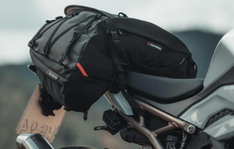 バイクでソロキャンプ|大型シートバッグ|SWモテック プロテールバッグ プロカーゴバッグ|“バイクでソロキャンプ”荷物の量を決める大型シートバッグの選び方【初心者は大きいサイズを選ぶべし】