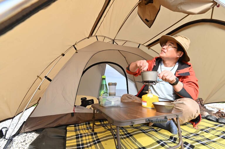 バイクでソロキャンプ|テント|雨天時の居住性|“バイクでソロキャンプ”失敗しない自立式テントの選び方【初心者は張りやすさを重視すべし】