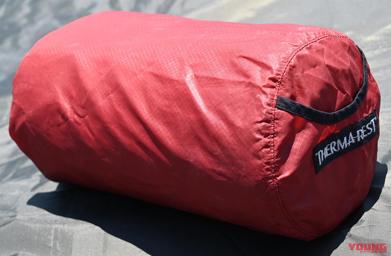 バイクでソロキャンプ|エアマット|快適バイクキャンプの決め手! 快眠環境づくりを左右する“マット”の選び方