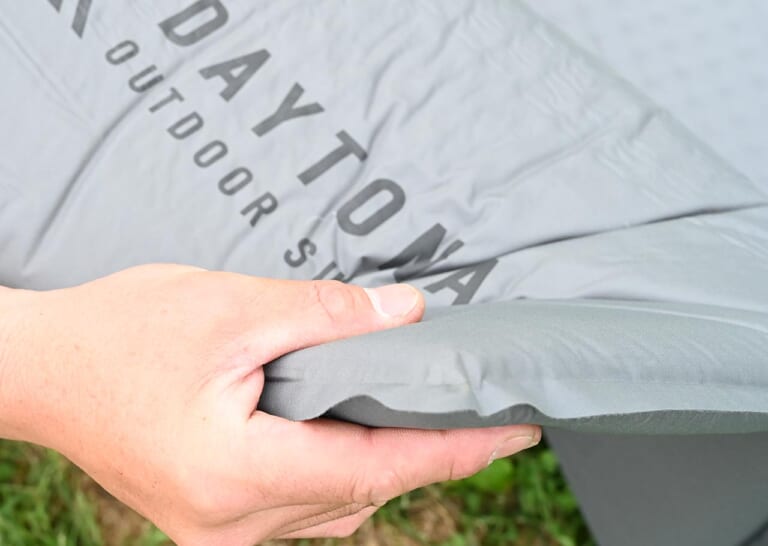 バイクでソロキャンプ|デイトナ インフレータブルマット|バイクでキャンプツーリング:失敗しないマットの選び方&おすすめ3選