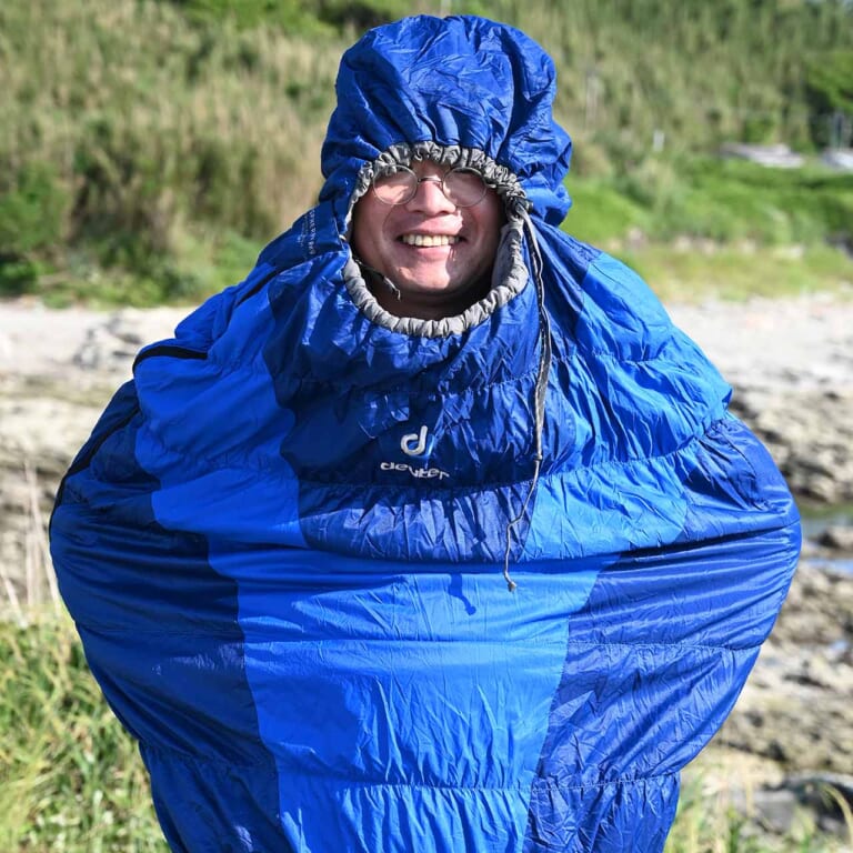 バイクでソロキャンプ|シュラフの選び方|伸縮性|バイクでキャンプツーリング:失敗しないシュラフの選び方&おすすめ3選