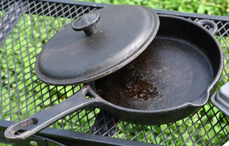 バイクでソロキャンプ|クッカーの選び方|スキレット|“バイクでソロキャンプ”失敗しないバーナー&クッカー【自分の得意な料理法に合った道具を選ぶべし】
