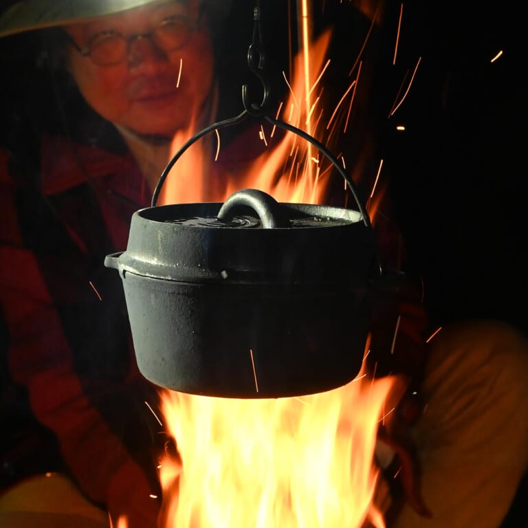 バイクでソロキャンプ|クッカーの選び方|ダッチオーブン|“バイクでソロキャンプ”失敗しないバーナー&クッカー【自分の得意な料理法に合った道具を選ぶべし】