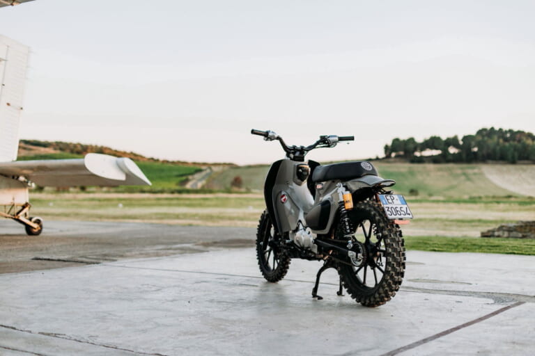 Honda Italy × MAAN Motocicli Audaci SUPER CUB 125X|ホンダ「スーパーカブ125X」登場! 実車はサルディーニャ島イベントとEICMAで公開