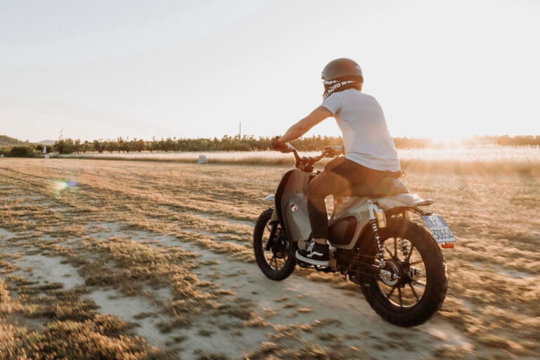 Honda Italy × MAAN Motocicli Audaci SUPER CUB 125X|ホンダ「スーパーカブ125X」登場! 実車はサルディーニャ島イベントとEICMAで公開