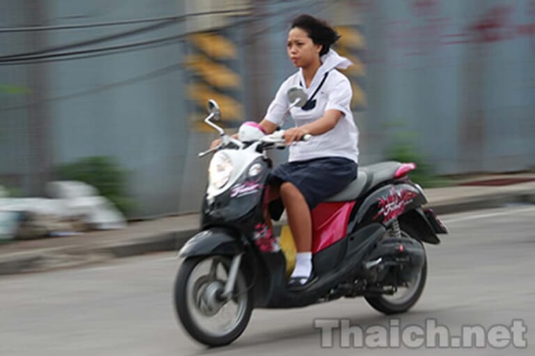 [海外バイク事情] タイでは小中学生でも“学生服を着ればバイクに乗れる”って?! ナゾの習慣があるその理由とは?