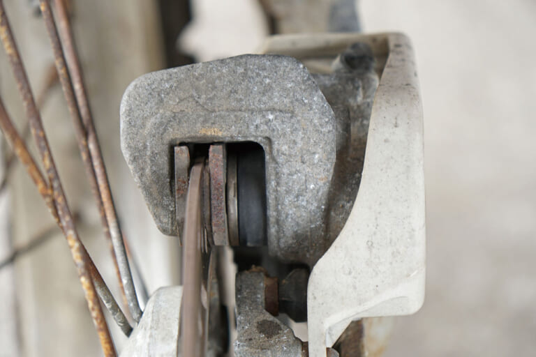 オフロードバイクメンテナンス|目視チェック|ブレーキパッド|セロー225|愛車を好調に保つ! 簡単オフロード車チェック&メンテナンス【前編:増し締め/エアクリーナーetc.】