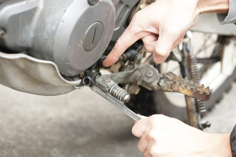 オフロードバイクメンテナンス|増し締め|シフトシャフト|セロー225|愛車を好調に保つ! 簡単オフロード車チェック&メンテナンス【前編:増し締め/エアクリーナーetc.】