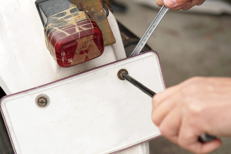 オフロードバイクメンテナンス|増し締め|ナンバープレート|セロー225|愛車を好調に保つ! 簡単オフロード車チェック&メンテナンス【前編:増し締め/エアクリーナーetc.】