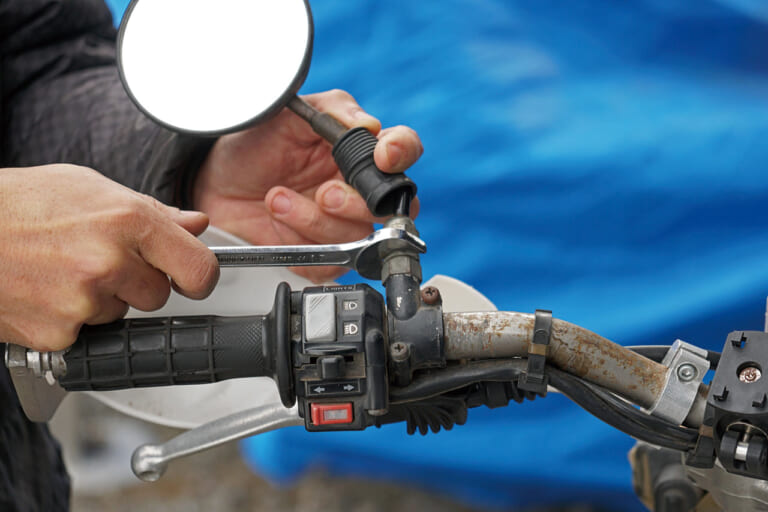 オフロードバイクメンテナンス|増し締め|バックミラー|セロー225|愛車を好調に保つ! 簡単オフロード車チェック&メンテナンス【前編:増し締め/エアクリーナーetc.】