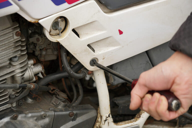 オフロードバイクメンテナンス|増し締め|外装パーツ|セロー225|愛車を好調に保つ! 簡単オフロード車チェック&メンテナンス【前編:増し締め/エアクリーナーetc.】