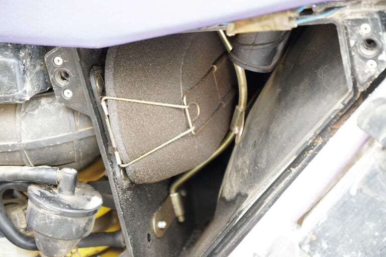 オフロードバイクメンテナンス|エアクリーナー清掃|セロー225|愛車を好調に保つ! 簡単オフロード車チェック&メンテナンス【前編:増し締め/エアクリーナーetc.】