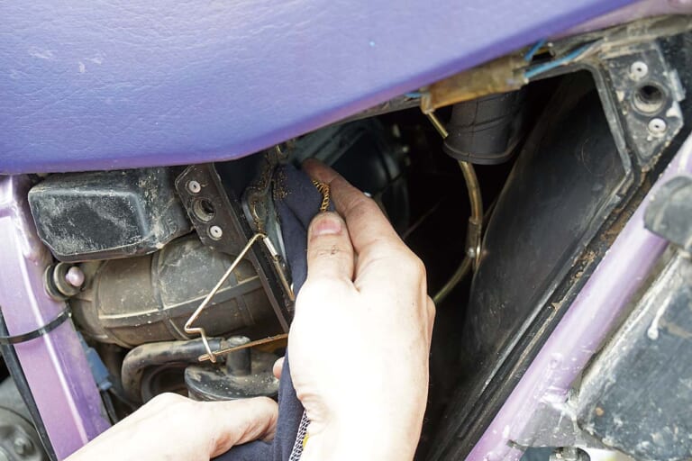 オフロードバイクメンテナンス|エアクリーナー清掃|セロー225|愛車を好調に保つ! 簡単オフロード車チェック&メンテナンス【前編:増し締め/エアクリーナーetc.】