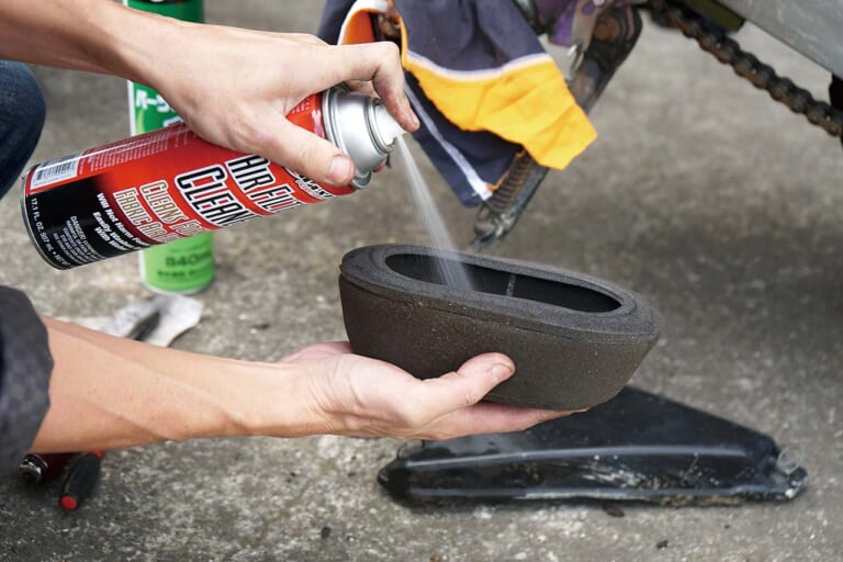 オフロードバイクメンテナンス|エアクリーナー清掃|セロー225|愛車を好調に保つ! 簡単オフロード車チェック&メンテナンス【前編:増し締め/エアクリーナーetc.】