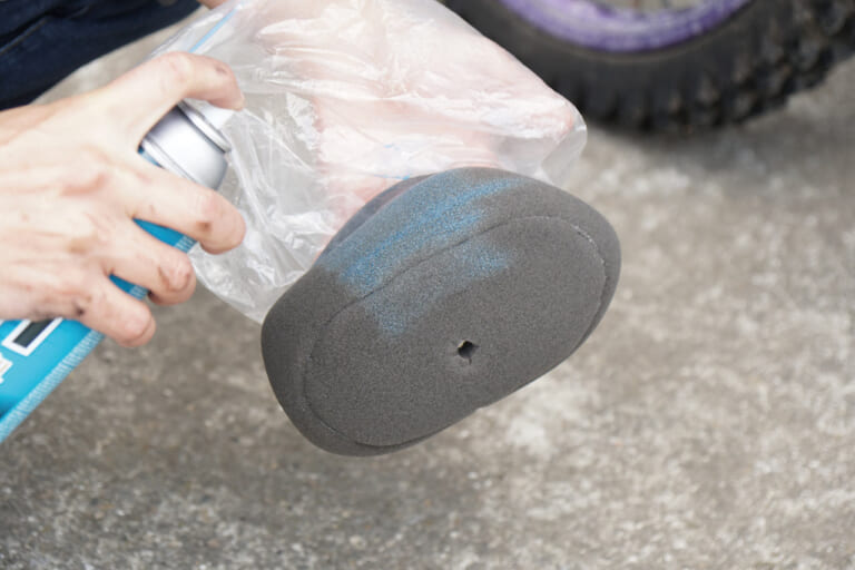 オフロードバイクメンテナンス|エアクリーナー清掃|セロー225|愛車を好調に保つ! 簡単オフロード車チェック&メンテナンス【前編:増し締め/エアクリーナーetc.】