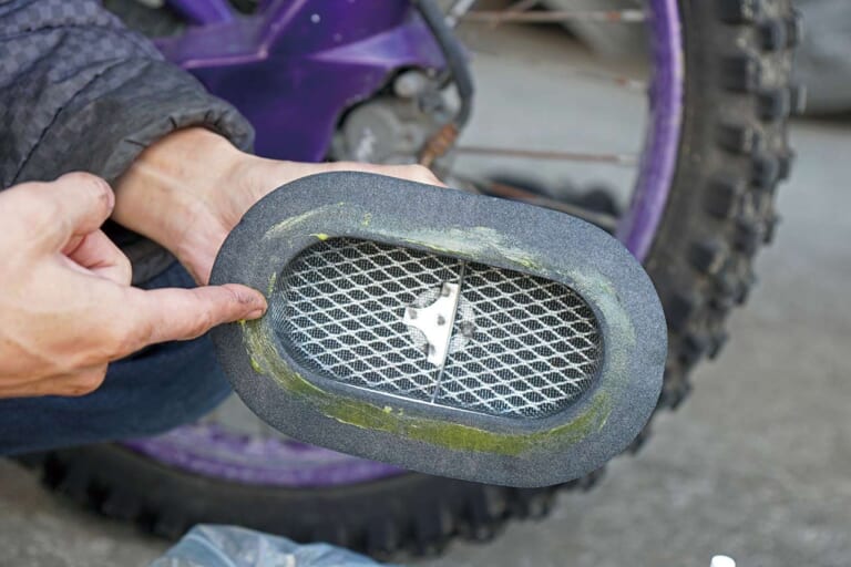 オフロードバイクメンテナンス|エアクリーナー清掃|セロー225|愛車を好調に保つ! 簡単オフロード車チェック&メンテナンス【前編:増し締め/エアクリーナーetc.】