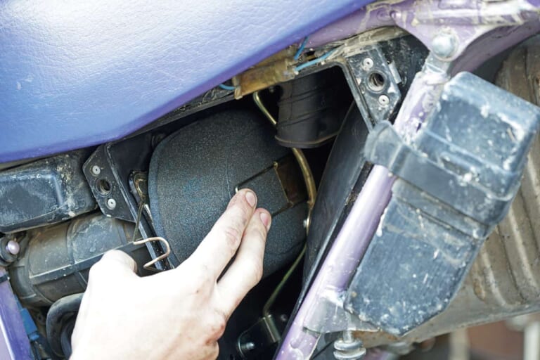 オフロードバイクメンテナンス|エアクリーナー清掃|セロー225|愛車を好調に保つ! 簡単オフロード車チェック&メンテナンス【前編:増し締め/エアクリーナーetc.】