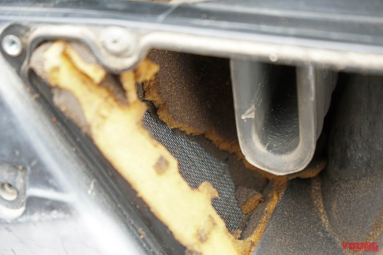 オフロードバイクメンテナンス|エアフィルター|セロー225|愛車を好調に保つ! 簡単オフロード車チェック&メンテナンス【前編:増し締め/エアクリーナーetc.】