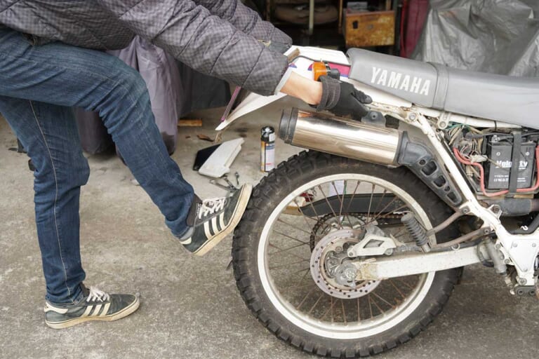 オフロードバイクメンテナンス|ドライブチェーン調整|セロー225|愛車を好調に保つ! 簡単オフロード車チェック&メンテナンス【後編:エンジンオイルチェック etc.】