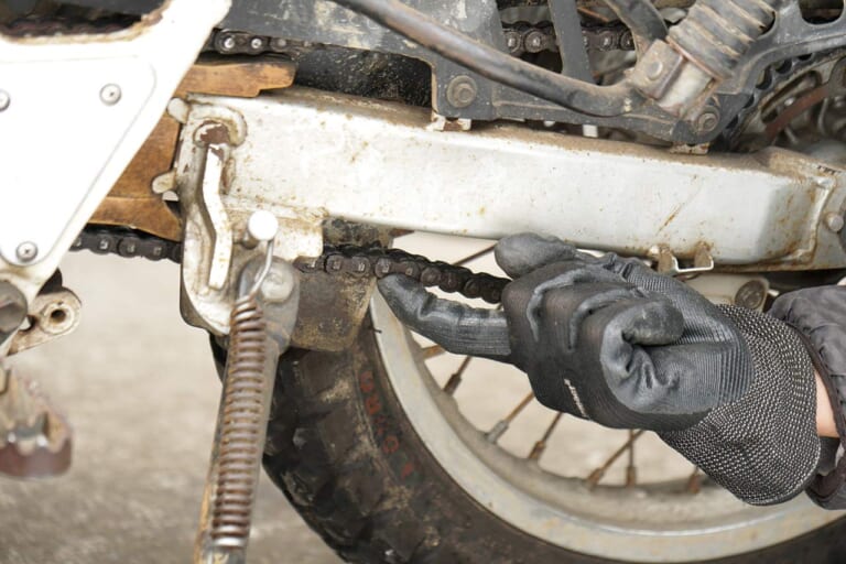 オフロードバイクメンテナンス|ドライブチェーン調整|セロー225|愛車を好調に保つ! 簡単オフロード車チェック&メンテナンス【後編:エンジンオイルチェック etc.】