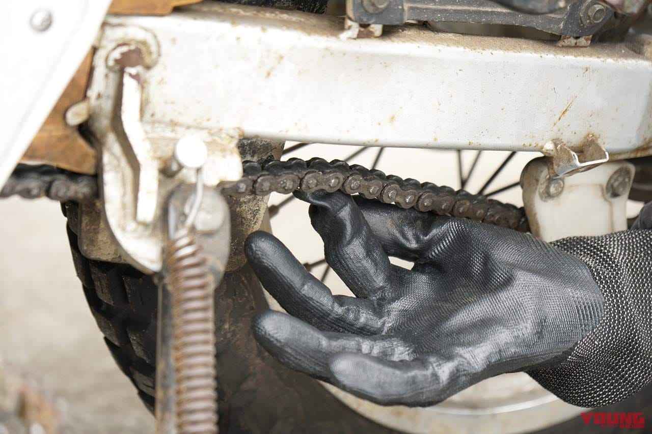 オフロードバイクメンテナンス|ドライブチェーンの遊び量チェック|セロー225|愛車を好調に保つ! 簡単オフロード車チェック&メンテナンス【後編:エンジンオイルチェック etc.】