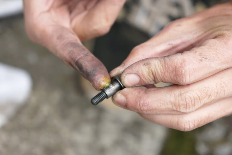 オフロードバイクメンテナンス|クラッチレバーの注油|セロー225|愛車を好調に保つ! 簡単オフロード車チェック&メンテナンス【後編:エンジンオイルチェック etc.】