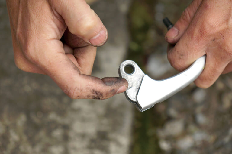 オフロードバイクメンテナンス|クラッチレバーの注油|セロー225|愛車を好調に保つ! 簡単オフロード車チェック&メンテナンス【後編:エンジンオイルチェック etc.】