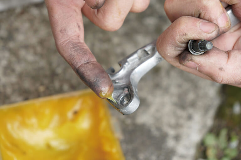 オフロードバイクメンテナンス|クラッチレバーの注油|セロー225|愛車を好調に保つ! 簡単オフロード車チェック&メンテナンス【後編:エンジンオイルチェック etc.】