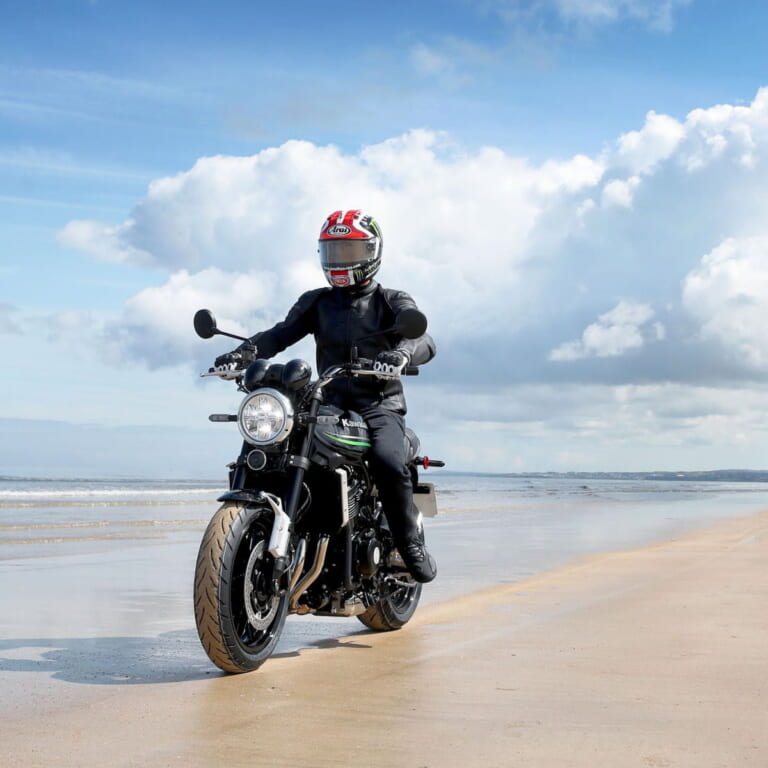 Jonathan Rea with Z900RS|ZX-10RRからZ900RSへ! 初めての愛車、砂浜でトラコンも試すジョナサン・レイ