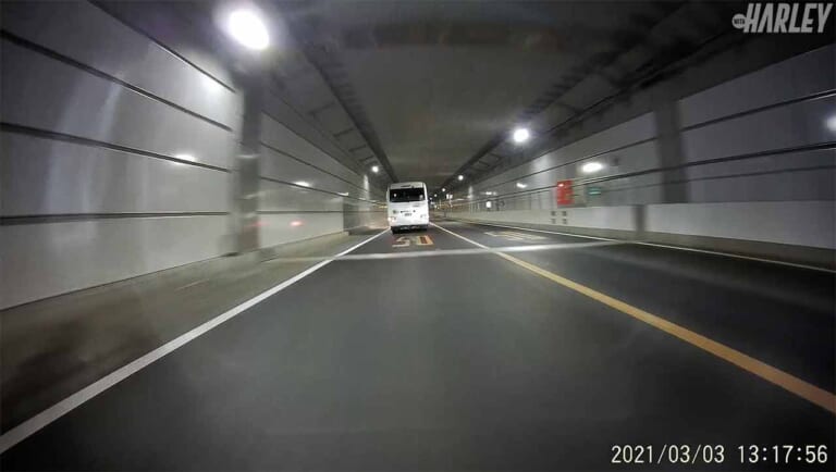 ドライブレコーダー|ミツバサンコーワ EDR-21Gα|ドライブレコーダーに録画された画面|前後カメラの定番ドラレコがさらに進化! 安全ライディングの必需品〈ミツバサンコーワ EDR-21Gα〉