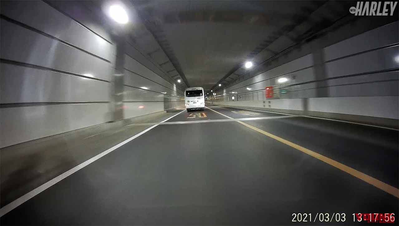 ドライブレコーダー|ミツバサンコーワ EDR-21Gα|ドライブレコーダーに録画された画面|前後カメラの定番ドラレコがさらに進化! 安全ライディングの必需品〈ミツバサンコーワ EDR-21Gα〉