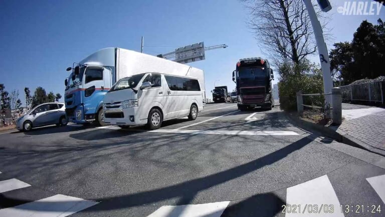 ドライブレコーダー|ミツバサンコーワ EDR-21Gα|ドライブレコーダーに録画された画面|前後カメラの定番ドラレコがさらに進化! 安全ライディングの必需品〈ミツバサンコーワ EDR-21Gα〉