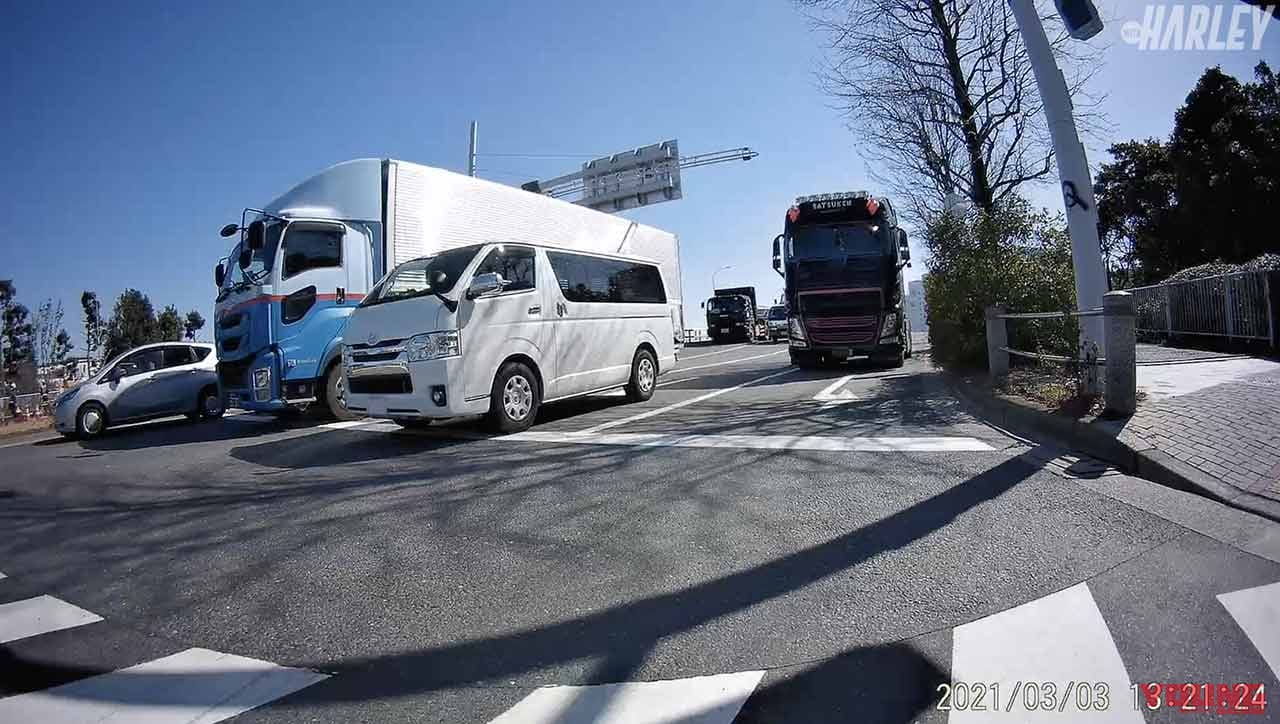 ドライブレコーダー|ミツバサンコーワ EDR-21Gα|ドライブレコーダーに録画された画面|前後カメラの定番ドラレコがさらに進化! 安全ライディングの必需品〈ミツバサンコーワ EDR-21Gα〉