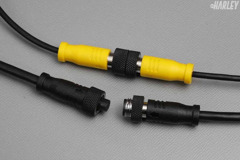 ドライブレコーダー|ミツバサンコーワ EDR-21Gα|コネクター|前後カメラの定番ドラレコがさらに進化! 安全ライディングの必需品〈ミツバサンコーワ EDR-21Gα〉