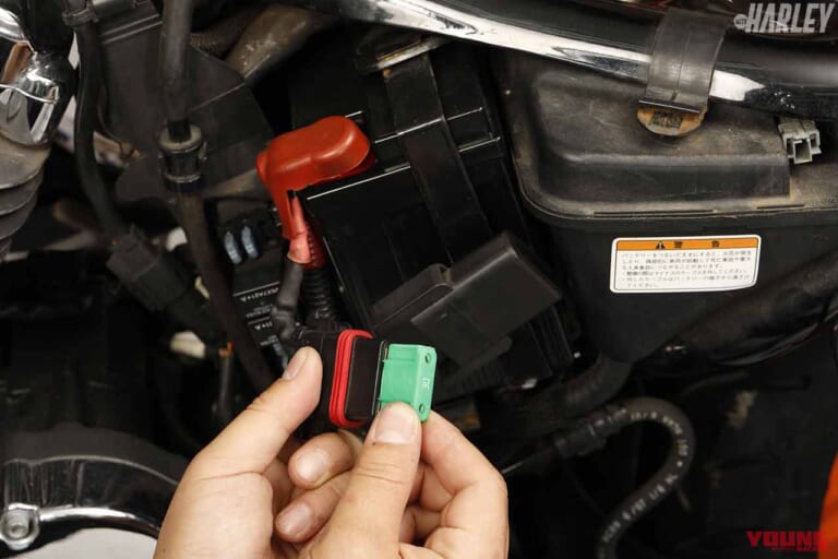 ドライブレコーダー|ミツバサンコーワ EDR-21Gα取付|プラス側のメインヒューズを抜く|前後カメラの定番ドラレコがさらに進化! 安全ライディングの必需品〈ミツバサンコーワ EDR-21Gα〉