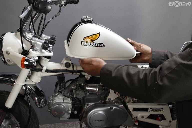 キャブレター車のガス抜き|6Vモンキー|ガソリンタンクの取り外し|しばらく乗る予定のないキャブレター車は”ガソリンを抜いておく”のが鉄則