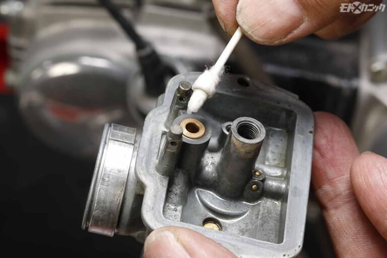 キャブレター車のガス抜き|キャブレター分解|綿棒を押込み磨く|しばらく乗る予定のないキャブレター車は”ガソリンを抜いておく”のが鉄則