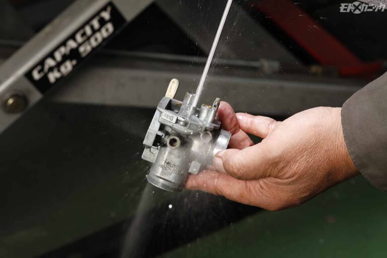 キャブレター車のガス抜き|パーツクリーナーで洗浄|しばらく乗る予定のないキャブレター車は”ガソリンを抜いておく”のが鉄則