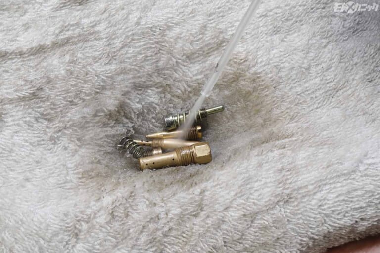 キャブレター車のガス抜き|パーツクリーナーで脱脂洗浄|しばらく乗る予定のないキャブレター車は”ガソリンを抜いておく”のが鉄則