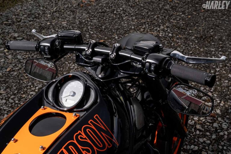 ハーレーダビッドソン VRSCDXナイトロッドスペシャル by HDブイモンスター|ハンドルまわり|ハーレーカスタムトレンドニュース:磨きをかけた近未来フォルム! ’07 VRSCDX ナイトロッドスペシャル