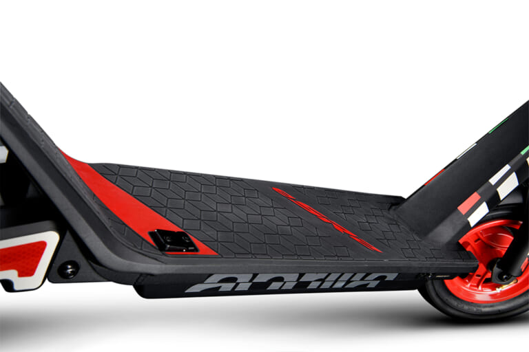 APRILIA eSR2|日本では原付バイク扱いに? 電動キックボード「アプリリアeSR2」公開!