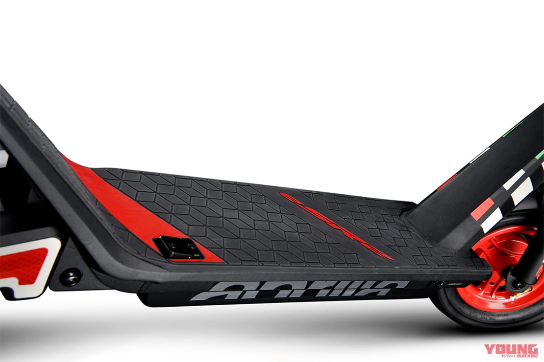 APRILIA eSR2|日本では原付バイク扱いに? 電動キックボード「アプリリアeSR2」公開!