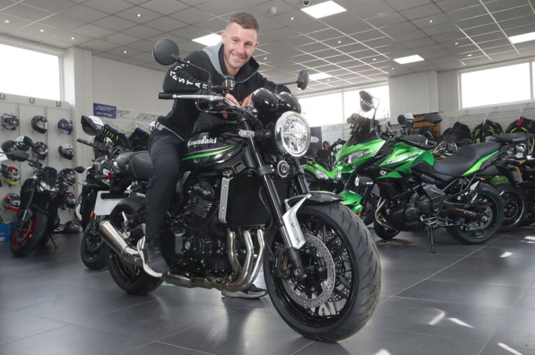 Jonathan Rea with Z900RS|ZX-10RRからZ900RSへ! 初めての愛車、砂浜でトラコンも試すジョナサン・レイ
