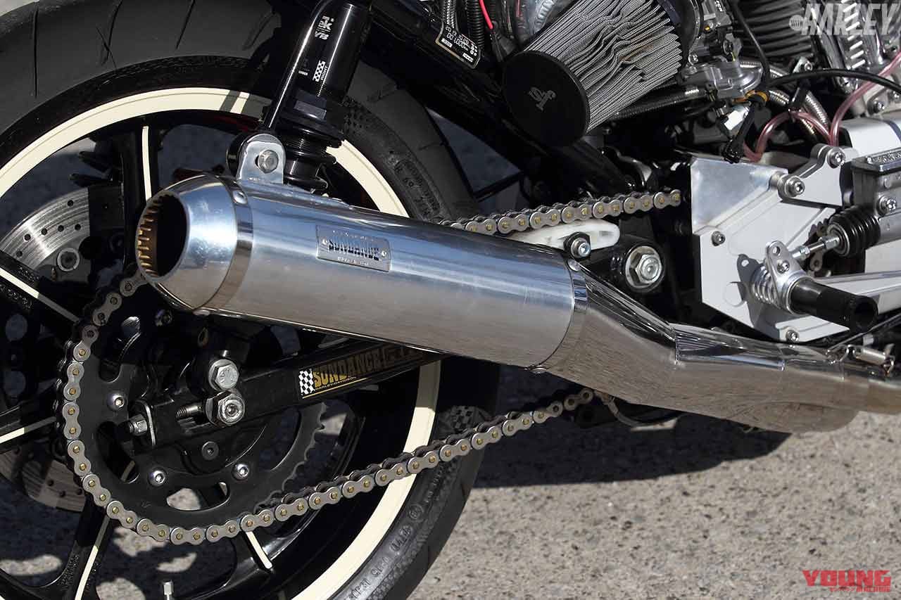 ハーレーカスタム・サンダンス エボニー&アイボリー|マフラー|ハーレーカスタム・サンダンス エボニー&アイボリー【車体の完成度の高さに見る達人の技の凄み】